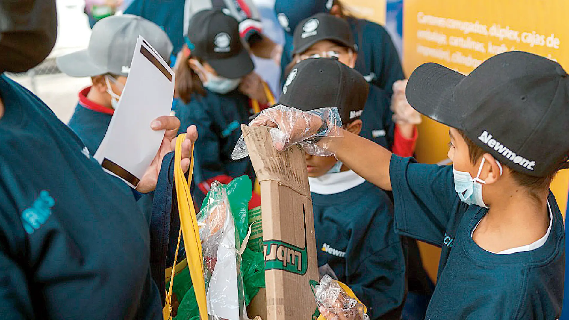 Niños participando en la campaña de reciclaje